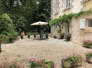Outdoor dining - Chateau Bavolier  (ST CHRISTOLY DE BLAYE)