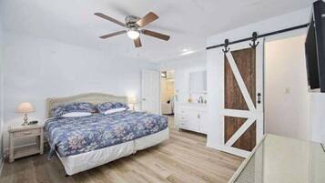 2 bedrooms, desk, WiFi, bed sheets