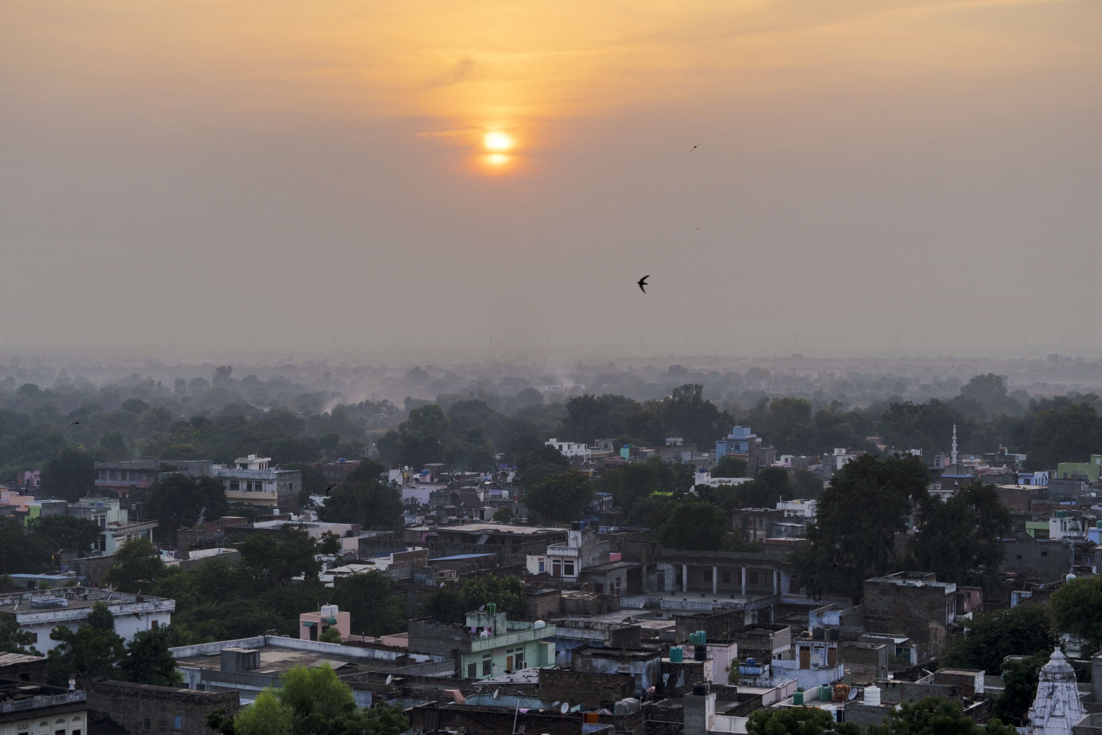 Un horizonte urbano con edificios y cielo despejado.