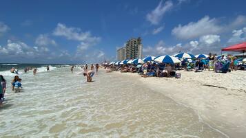 Beach nearby, sun loungers, beach towels