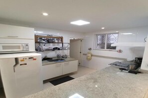 Geladeira, micro-ondas, fogão, cooktop