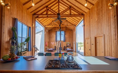 Hill Country Barn - Sauna & Cedar Hot Tub