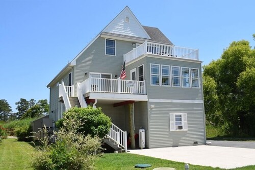 Grace Street Refuge | 4BR Home w/ Decks, Kayaks & Firepit