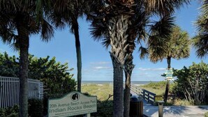 Schild für den 20th Avenue Beach Access Park, Indian Rocks Beach.
