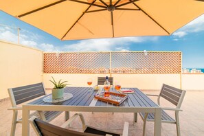 屋外ダイニングエリア