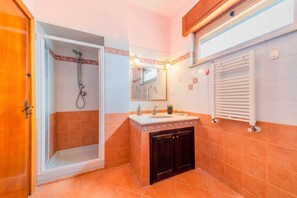 Ducha, secador de pelo y bidé