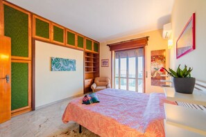 3 dormitorios, tabla de planchar con plancha, ropa de cama