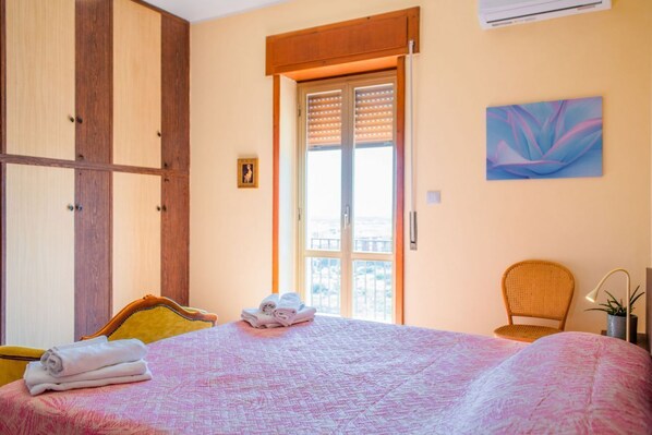 3 室のベッドルーム、アイロン / アイロン台、ベッドシーツ