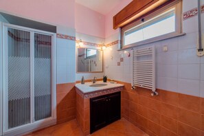 Dusche, Haartrockner, Bidet