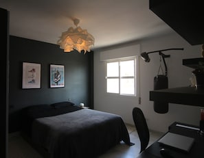 3 slaapkamers, een strijkplank/strijkijzer, reisbedje, gratis wifi