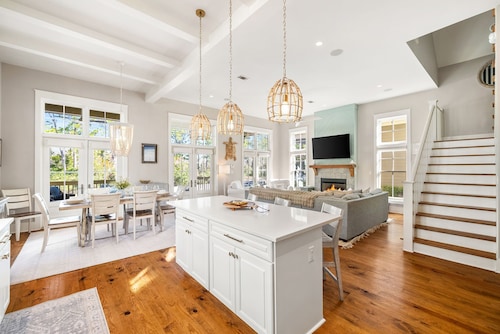 Pool Heated, Pet-Friendly, 6-person Golf Cart, and Infinity pool! Self Managed!