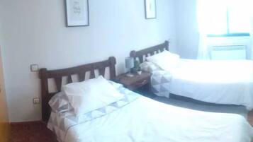 3 bedrooms, iron/ironing board, free WiFi, bed sheets