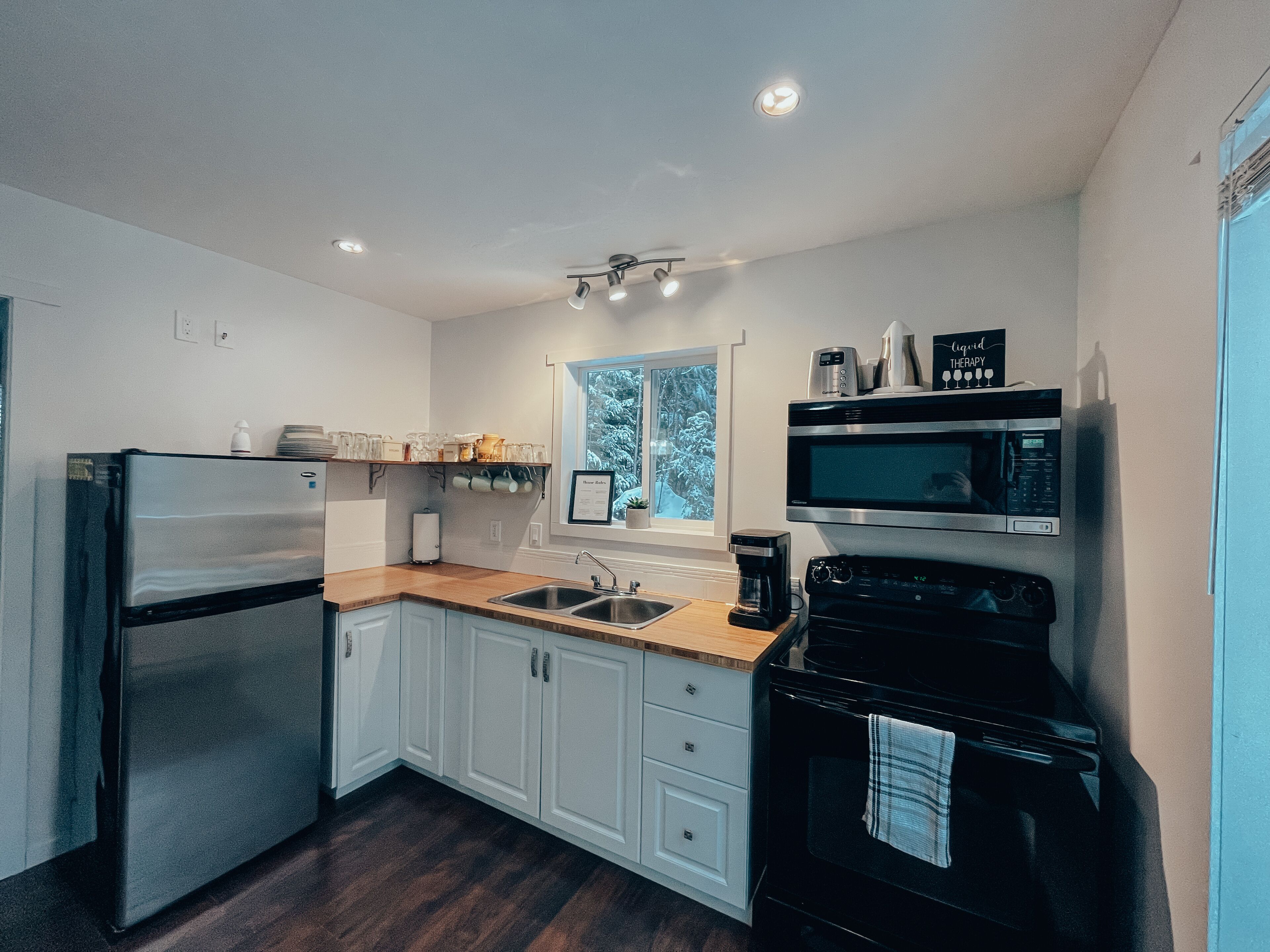 Hideout Cabin 1 with hot tub!