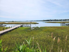 Une vue sur le front de mer, avec des quais en bois et des espaces verdoyants.
