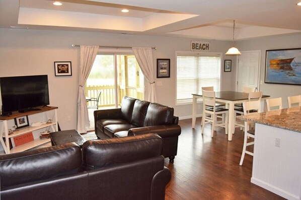 TV, books - Halcyon-Community Pool, Firepit (Chincoteague)