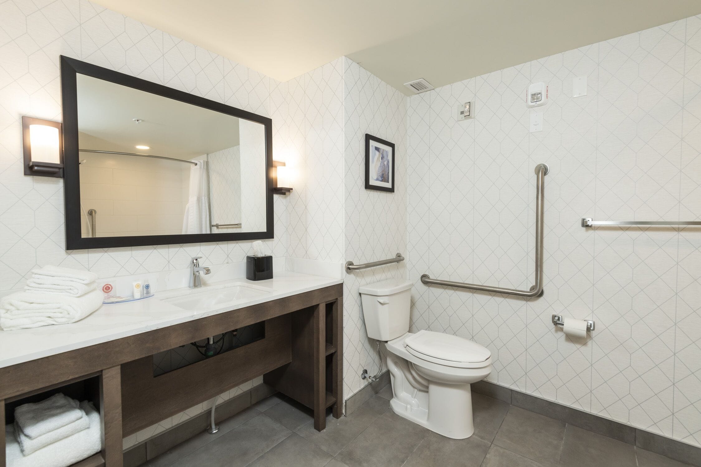 room, 1 king bed, accessible, non smoking | bathroom | combined shower/bathtub, hair dryer, towels