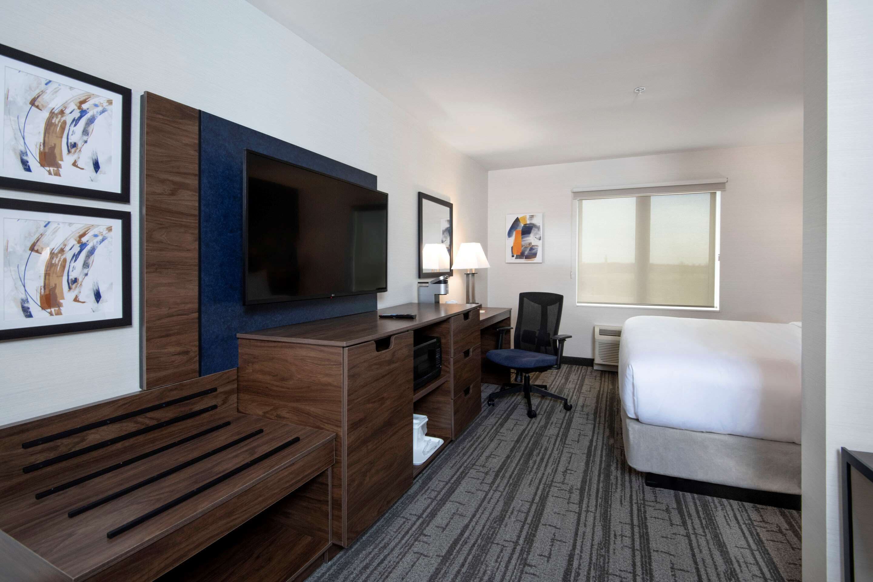 suite, 1 king bed, non smoking | desk, iron/ironing board, free wifi