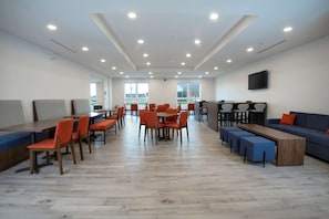 Free daily continental breakfast