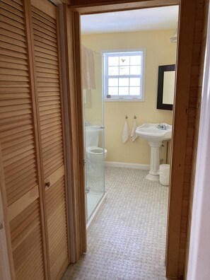 Douche, sèche-cheveux, serviettes fournies, savon