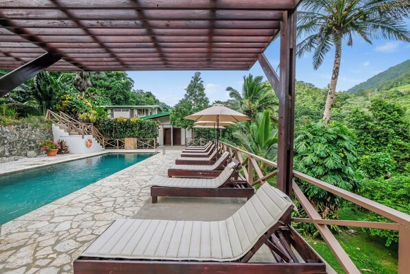 Außenpool, Sonnenschirme, Liegestühle