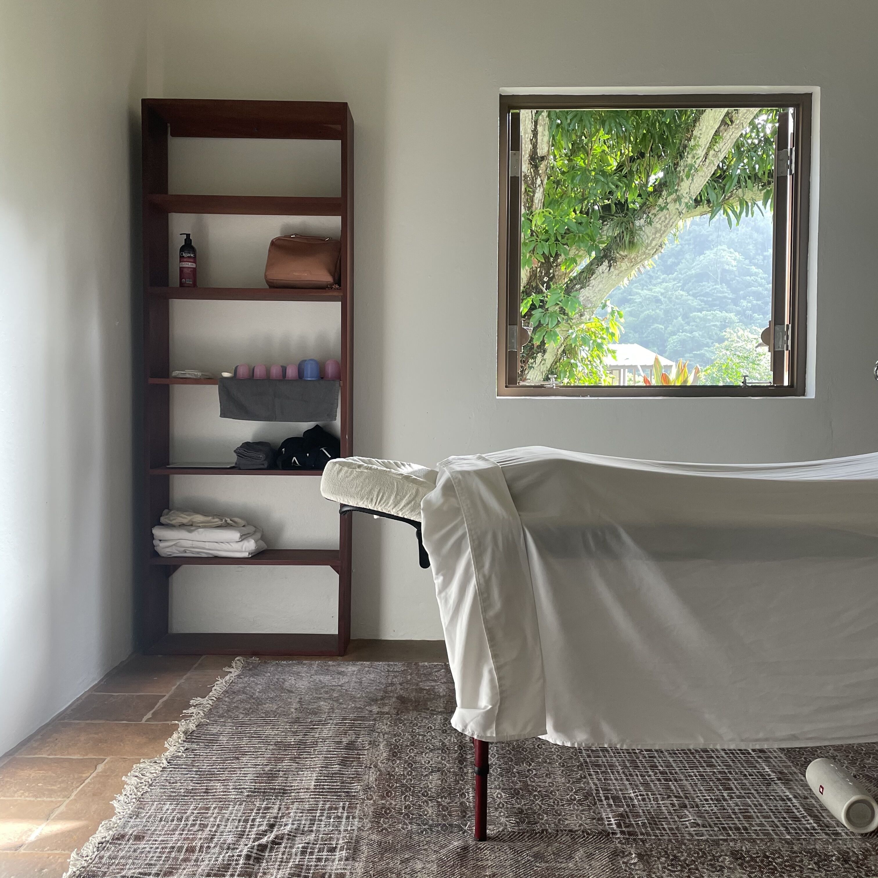 1 treatment room, massages