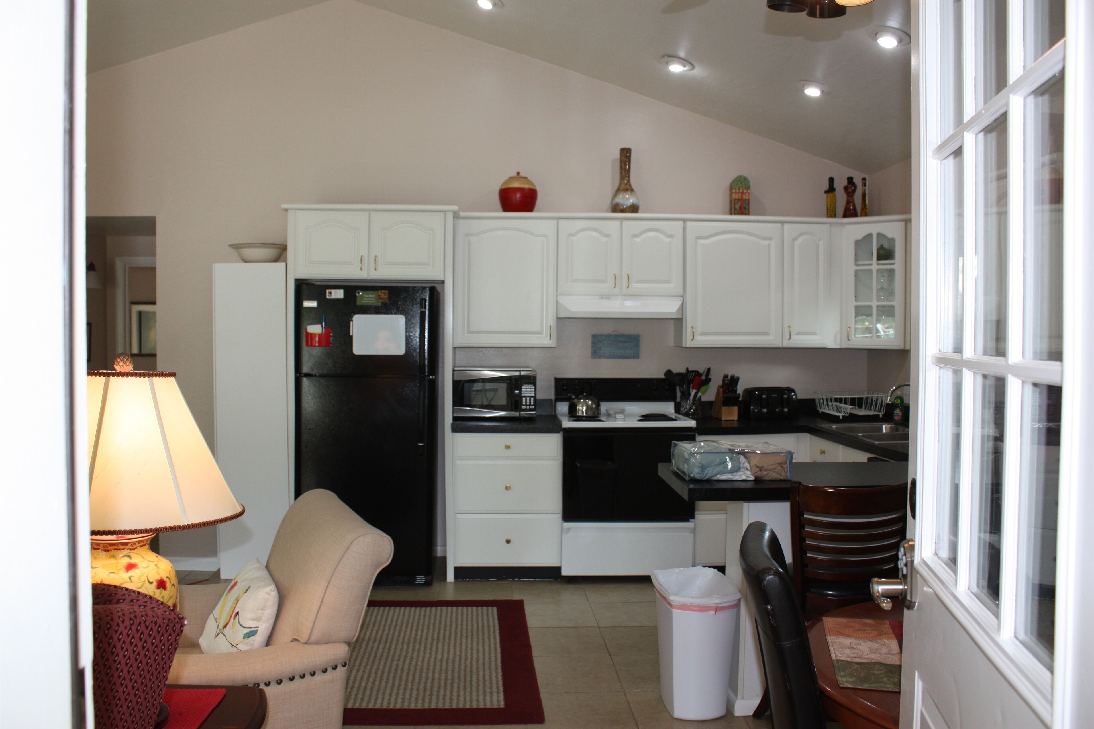 Quaint Cottage Close to Downtown and Dog Friendly!