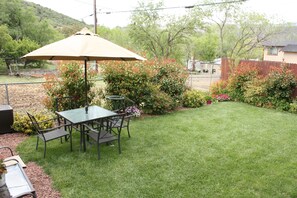 Outdoor dining - Quaint Cottage Close to Downtown and Dog Friendly! (Prescott)