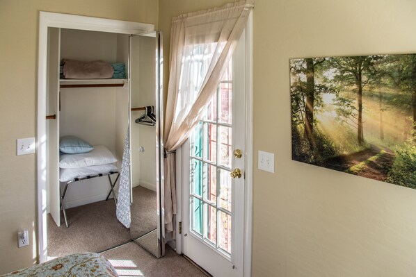 2 bedrooms, desk, iron/ironing board, free WiFi