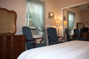 3 bedrooms, desk, iron/ironing board, free WiFi - Quaint Cottage Close to Downtown and Dog Friendly! (Prescott)