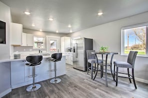 Fridge, microwave, stovetop, dishwasher