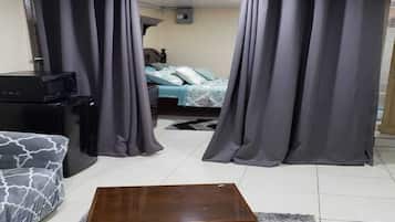 Tabla de planchar con plancha, wifi y ropa de cama