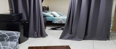 Tabla de planchar con plancha, wifi y ropa de cama