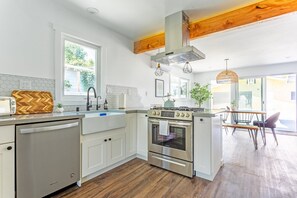 冰箱、微波炉、烤箱、炉灶