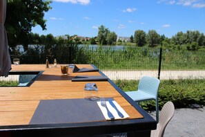 تناول الطعام بالخارج