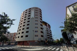 A multi-story hotel with a curved facade, multiple balconies, and a central entrance. - Bon Rapport Qualité-Prix! Studio Equipé + Parking (Perpignan)