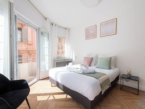 3 habitaciones, escritorio, tabla de planchar con plancha y wifi 