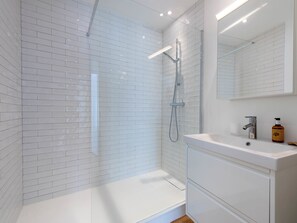 Dusche, kostenlose Toilettenartikel, Haartrockner, Handtücher