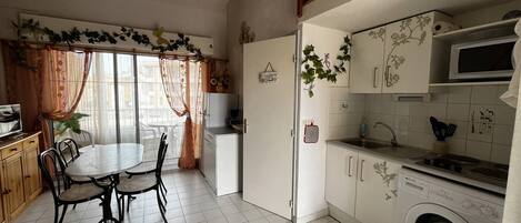 Kühlschrank, Mikrowelle, Kochgeschirr/Geschirr/Besteck