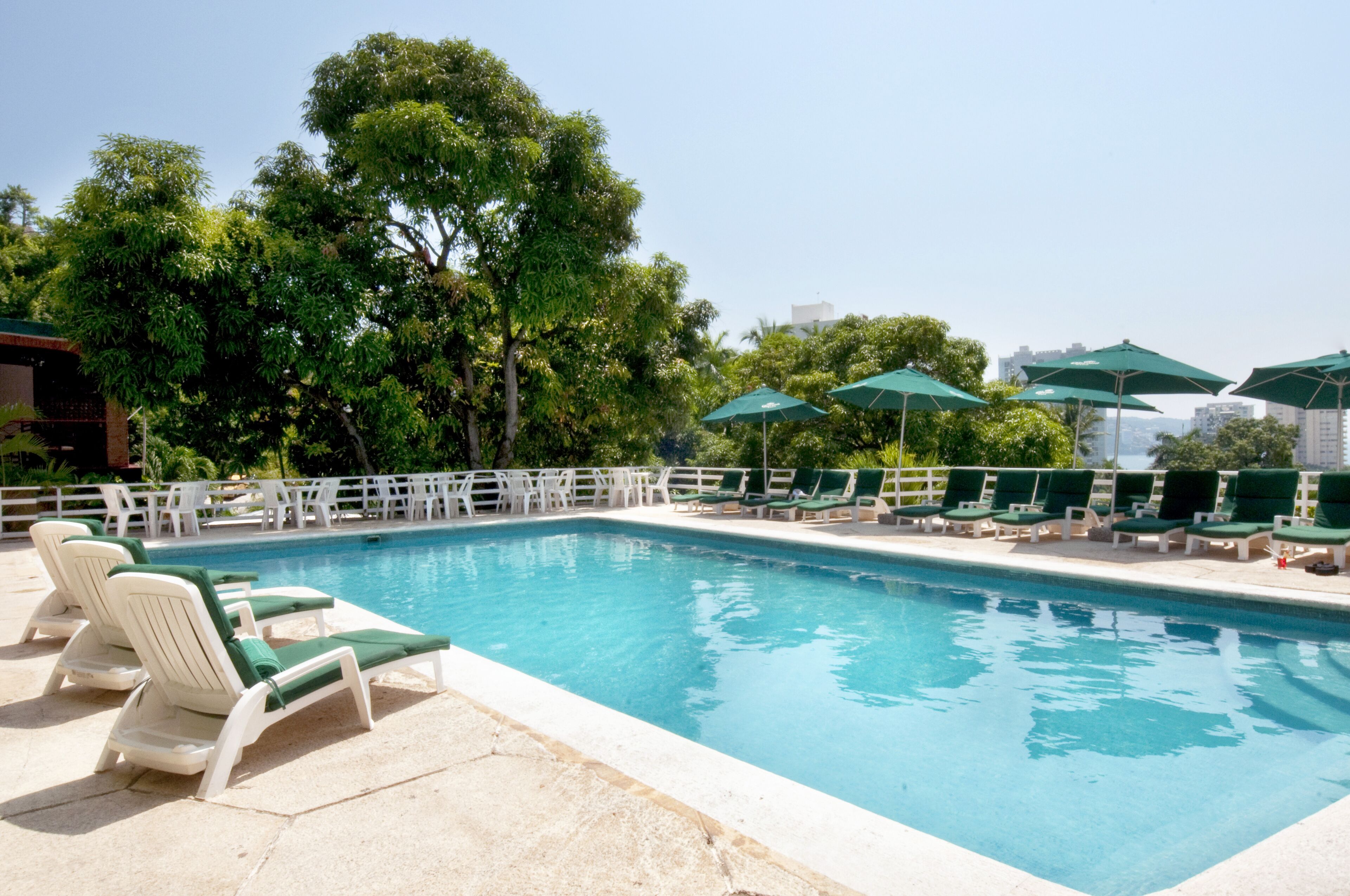 2 piscinas al aire libre, sombrillas, sillones reclinables de piscina