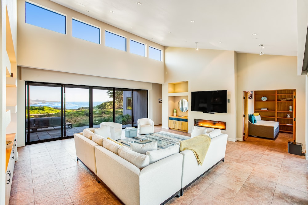 Oceanfront Home with Ocean Views, High-Speed WiFi, Gas Fireplace, & Washer/Dryer