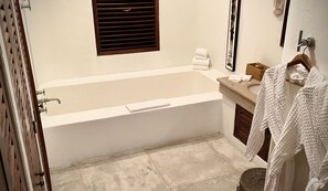 Duschwanne, Bidet, Handtücher, Toilettenpapier