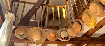 Cosy 17th-century "artist's studio" Logis, golf course, beaches, walled garden