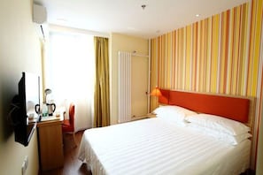 A hotel room with a bed, a desk with a lamp, a chair, and a window with curtains. - Home Inn Hotel Beijing Wanshou Road Subway Station (Beijing)