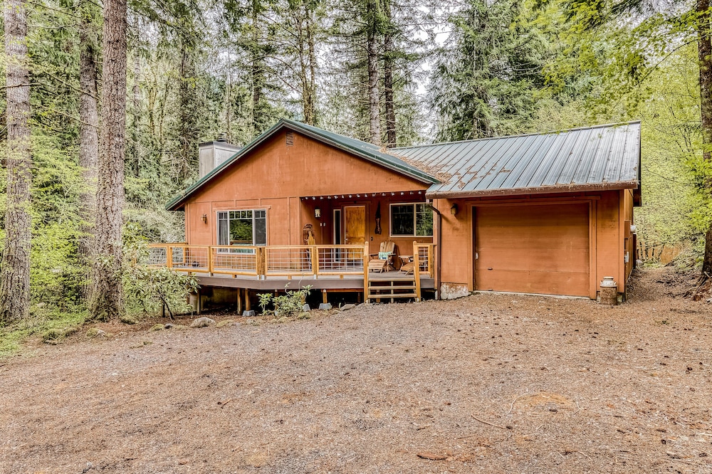 Secluded forest home - private hot tub & fireplace - dog-friendly