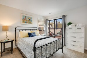 3 bedrooms, iron/ironing board, free Internet, bed sheets