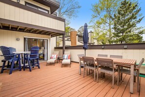 Outdoor dining - Ideal Sea Colony Townhome Near the Beach W/ Shared Amenities, Large Deck & WiFi (Bethany Beach)
