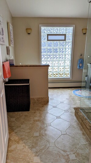 Ducha, secador de pelo, toallas, jabón