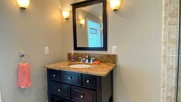 تجهيزات دش، مجففات شعر، مناشف، صابون