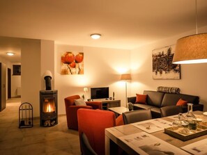 TV, fireplace