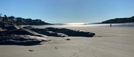 Playa en los alrededores, camastros y toallas de playa